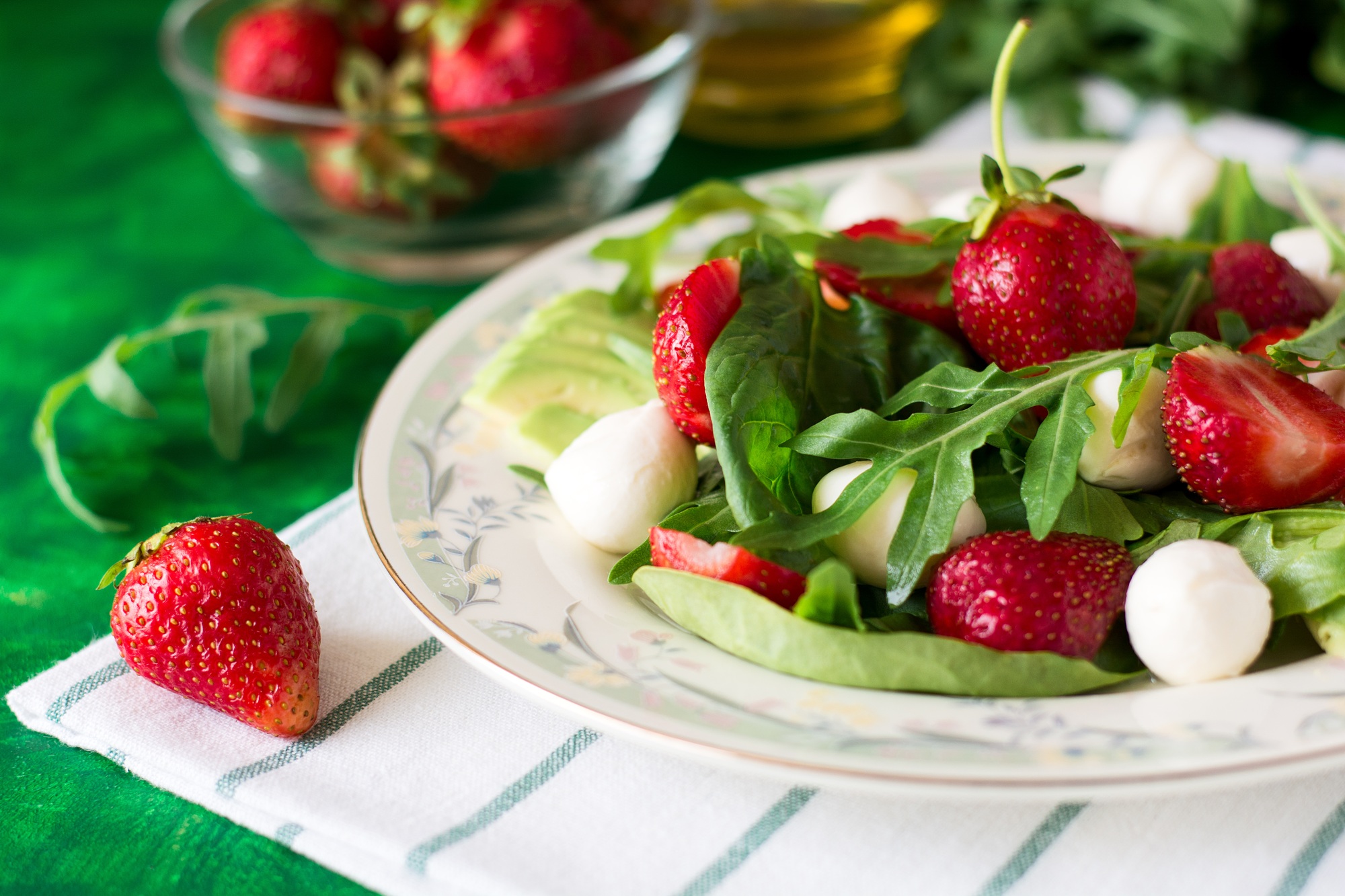 Ensalada de espinacas y frutas frescas con muesli