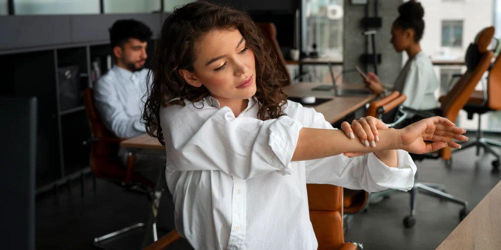 mujer-de-tiro-medio-estirando-en-el-trabajo