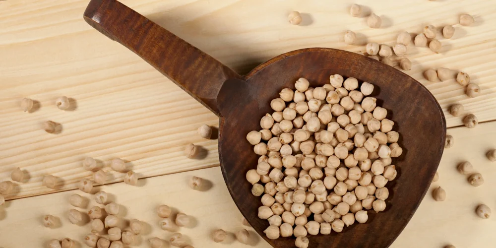 Garbanzos en sartén de madera